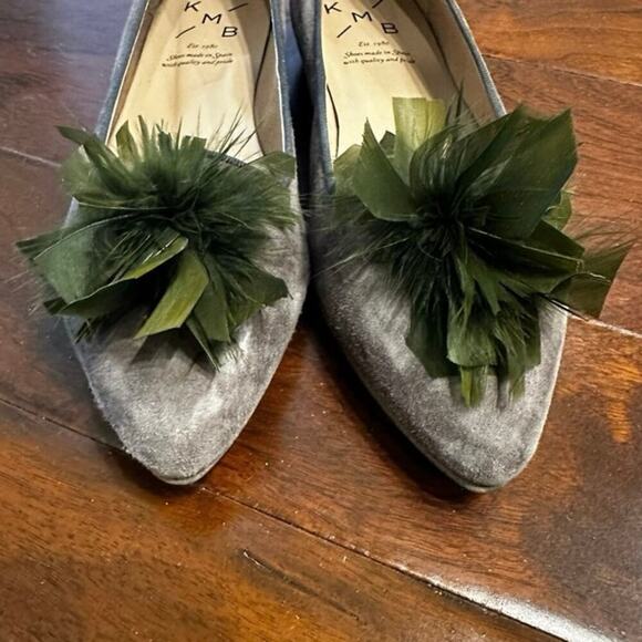 KMB Women’s Suede Pointed Toe Flats Feather Pom Accent Size 38 Made in Spain - Picture 2 of 9